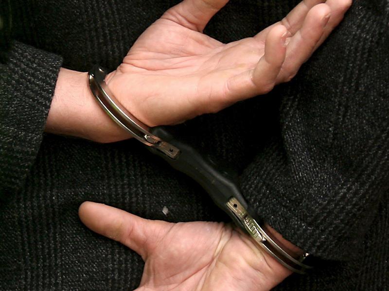 Полицейские «воспитывали» задержанную девушку руками и ногами
